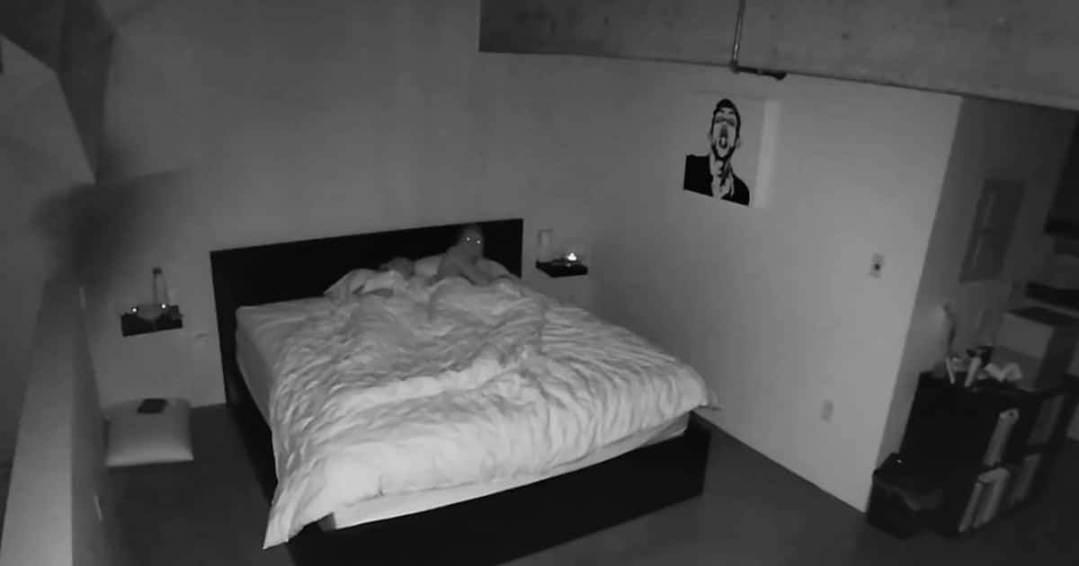 Sleep ended. Кровать от первого лица. Мужик с ночной камерой. Сомнамбулизм фото реальных. Парень заснял сон.