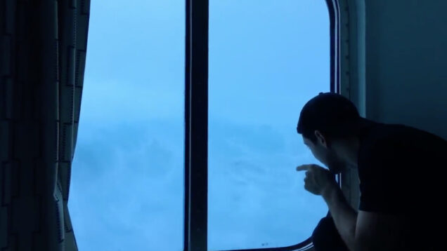 Como é ver uma tempestade da cabine de um cruzeiro com ondas gigantes