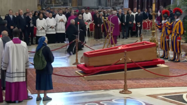 Freira amiga do Papa quebrou o protocolo no Vaticano para se despedir do velho amigo