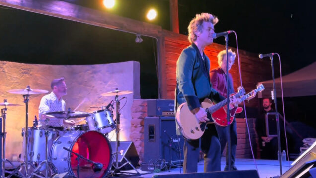 Green Day surpreendem em bar disfarçados de banda de covers para tributo a ícones da música 1