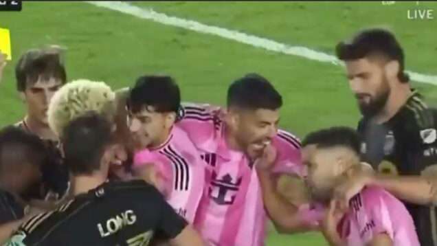 Luis Suárez tenta morder novamente