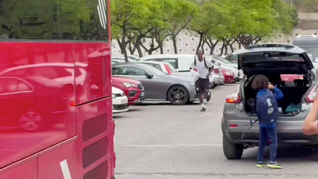 Atraso no trânsito faz jogador do Valência correr para entrar no autocarro