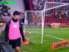 Guarda-redes-acusa-apanha-bolas-de-roubarem-os-seus-pertences-da-baliza-na-em-jogo-na-Argentino