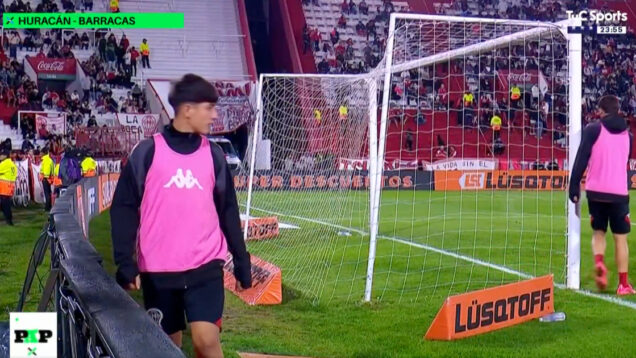 Guarda-redes-acusa-apanha-bolas-de-roubarem-os-seus-pertences-da-baliza-na-em-jogo-na-Argentino