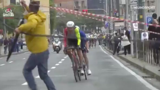 Homem tenta parar pelotão da Volta a Itália e quase provoca acidente