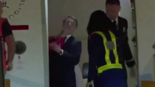 Momento-tenso-entre-Emmanuel-Macron-e-mulher-na-chegada-ao-Vietname
