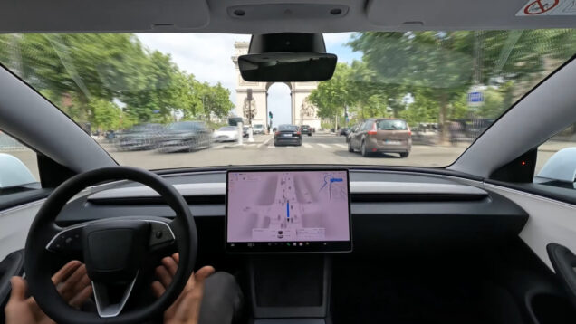Tesla testa condução autónoma nas ruas de Paris com passagem pela rotunda do Arco do Triunfo
