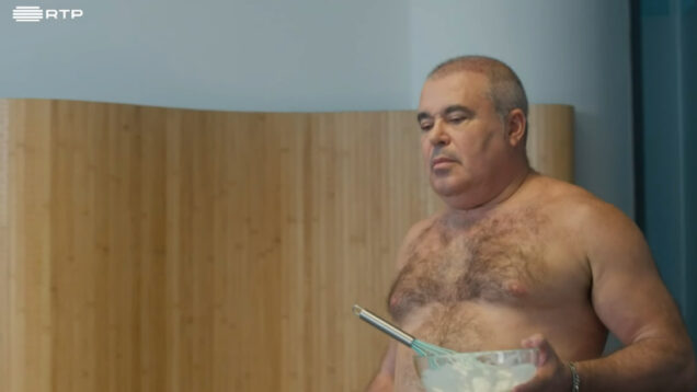 Toy bate claras como nunca antes visto e a cena da série de Bruno Nogueira torna-se viral