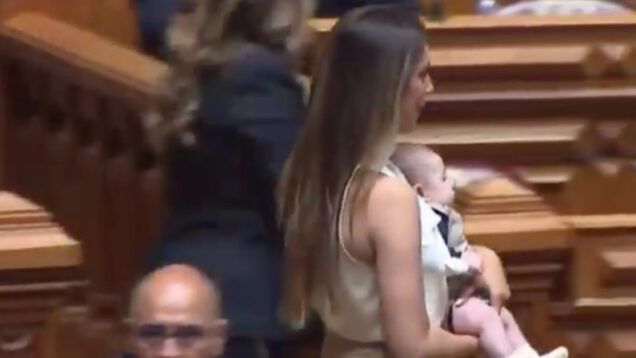 Deputada Rita Matias aparece no 1º dia de trabalhos na AR com um bebé ao colo