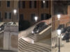 Idoso tenta descer de carro famosa escadaria em Roma e fica preso a meio do percurso