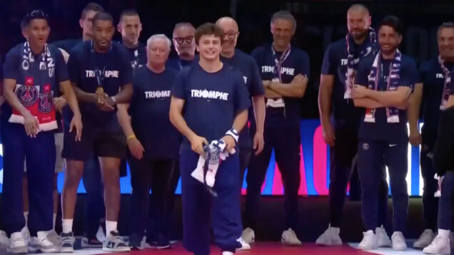 João Neves surpreende com acrobacia na festa do PSG e impressiona até Djokovic