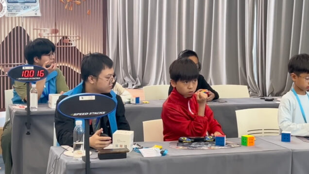 Jovem chinês esmaga recorde mundial ao resolver cubo mágico com média de 3,91 segundos