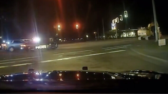 polícia persegue retroescavadora