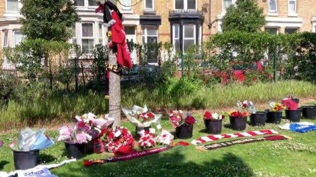 Adeptos do Liverpool começam a prestar as primeiras homenagens a Diogo Jota em Anfield 1