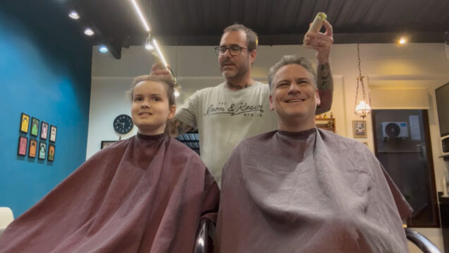 Antigo guarda-redes da Roma une-se ao filho na luta contra um tumor e rapam o cabelo juntos