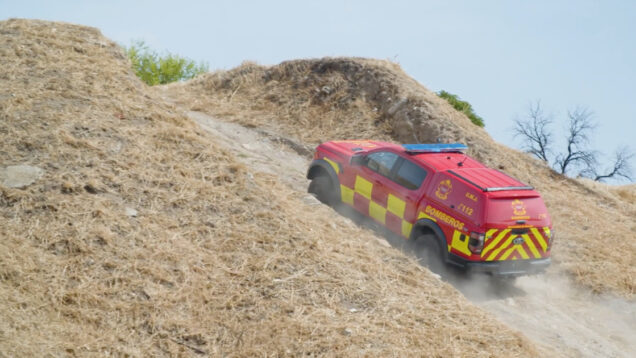 Carlos Sainz dá formação a bombeiros ao volante da Ford Ranger Raptor