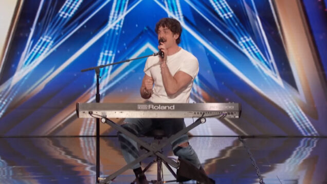 De militar a estrela: Concorrente emociona no “America’s Got Talent” com tema de Chappell Roan