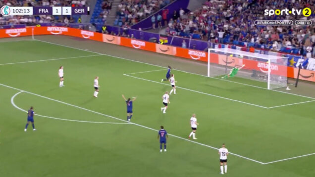 Guarda-redes leva seleção feminina da Alemanha às meias-finais com defesa épica