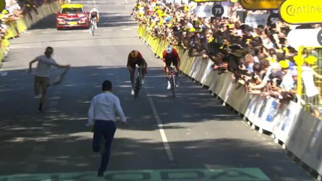 Homem invade reta da meta no Tour durante disputa pela vitória e é placado por segurança