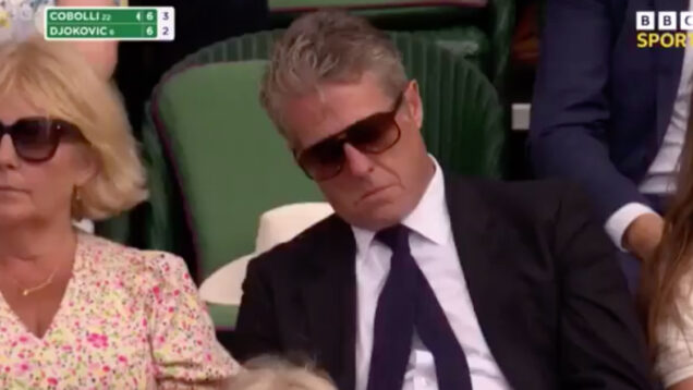 Hugh Grant apanhado a dormir em Wimbledon mesmo atrás da rainha Camilla