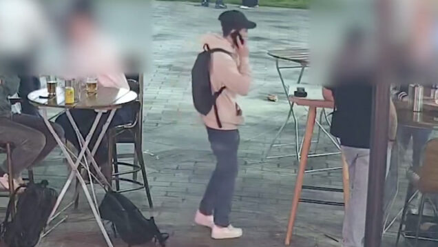 Ladrão que usava os pés para roubar mochilas em pubs de Londres foi apanhado em vídeo