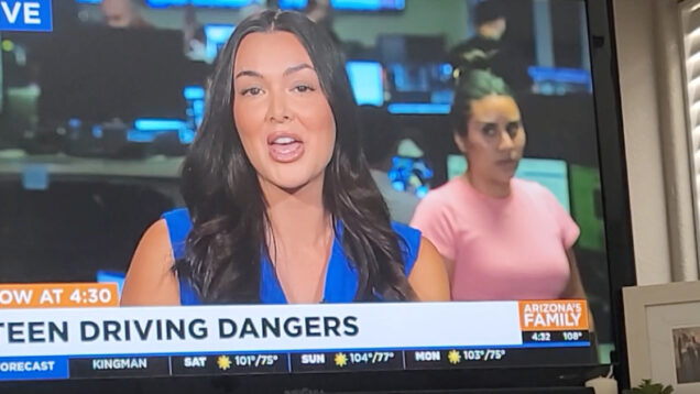 Mulher apercebe-se que está em direto para todo o país e tenta sair de cena sem dar nas vistas só que não