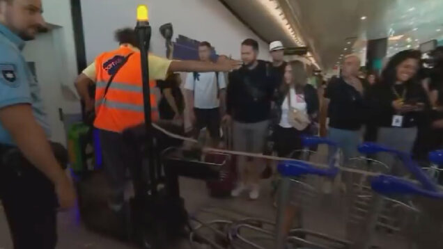 Multidão no aeroporto à chegada de Richard Ríos e funcionário encontra forma original de passar com o carrinho