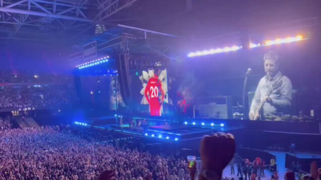 Oasis regressam aos palcos após 16 anos e dedicam Live Forever a Diogo Jota