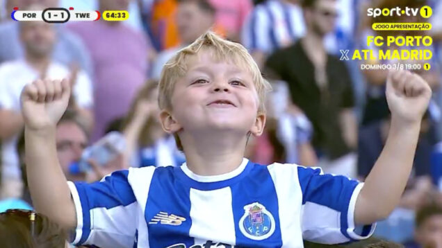 Pequeno adepto vibrou com golo de Samu e acabou como “reforço” do FC Porto