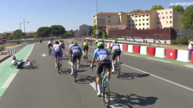 Pogacar caiu no Tour a poucos quilómetros da meta e rivais decidiram esperar por ele