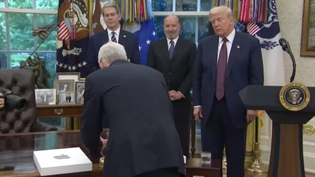  CEO da Apple surpreende Trump com presente luxuoso após anunciar investimento milionário