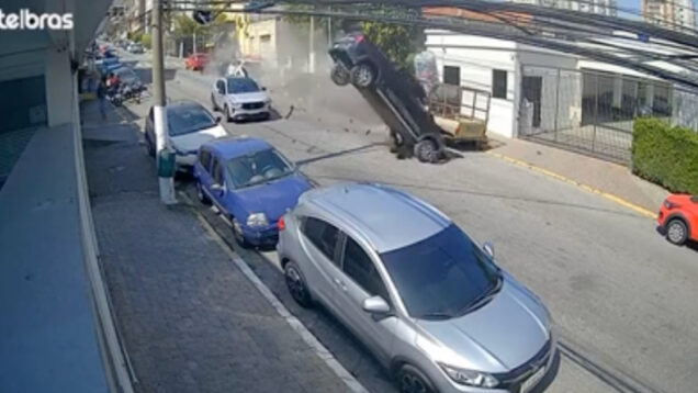 Carro perde o controlo e atinge 10 carros em São Paulo após passar por lomba a alta velocidade