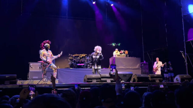 Fred Durst destrói drone que se aproximou demasiado durante concerto dos Limp Bizkit