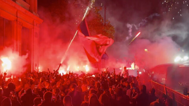 Adeptos do PSG festejaram à grande a Bola de Ouro de Dembélé