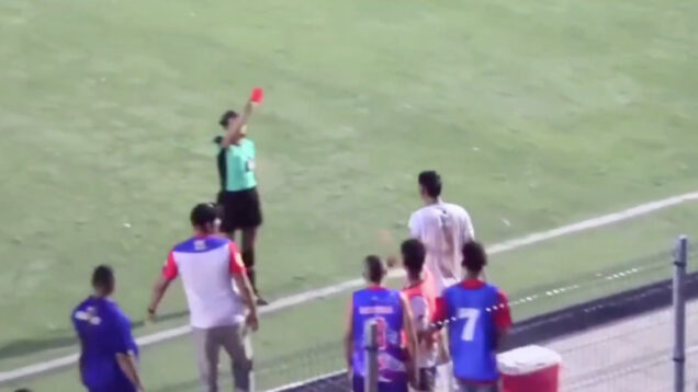 Árbitra expulsa jogador, sofre agressão e não hesita em contra-atacar