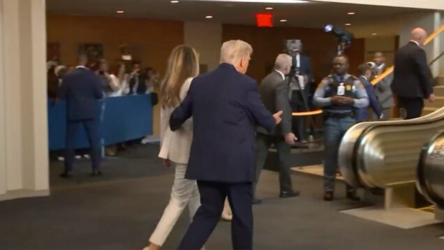 Casa Branca quer despedir funcionário ONU após Trump ser obrigado a subir a pé escadas rolantes