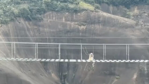Criança fica suspensa em ponte de vidro na China e é salva por funcionários