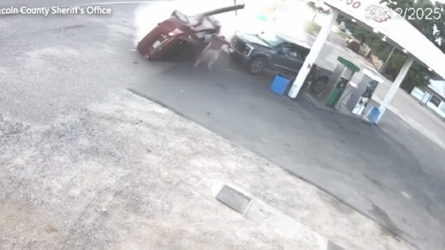 Homem escapa por centímetros a carro descontrolado numa bomba de gasolina