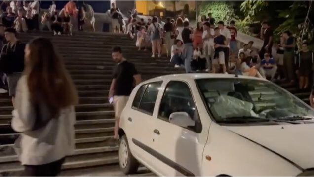 Mulher que desceu Escadas Monumentais de Renault Clio casou com o mecânico