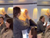 Passageiro adormece de forma abusiva no avião e mulher à sua frente decide retaliar