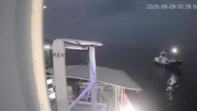 Vídeo mostra momento em que barco da flotilha humanitária com bandeira portuguesa é atacado por drone