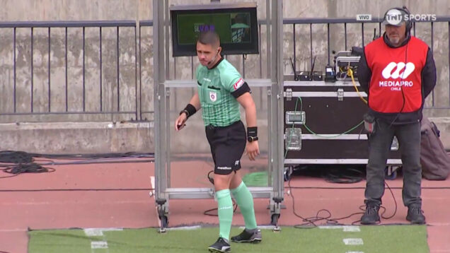 Árbitro usa VAR para promover prevenção do cancro da mama no Chile