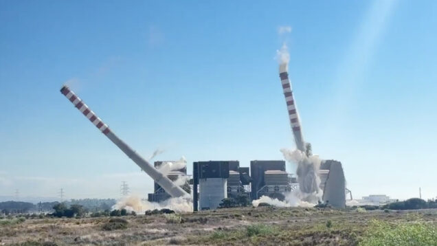 Chaminés de 225 metros da central a carvão de Sines foram demolidas
