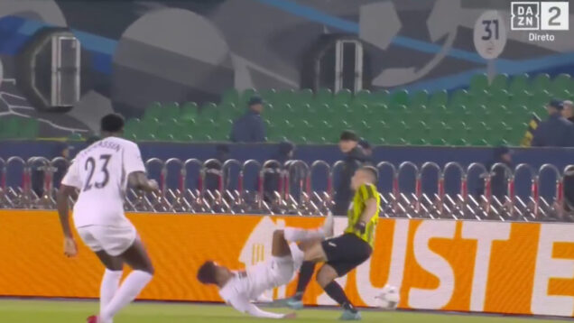 Jogador português expulso aos 3 minutos após entrada brutal na Liga dos Campeões