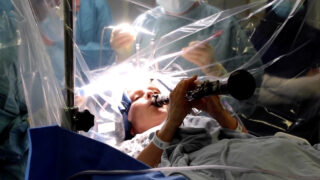Mulher com Parkinson toca clarinete durante cirurgia ao cérebro e emociona equipa médica