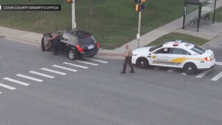 Polícia aparece na hora certa e salva mulher que se engasgou ao volante nos Estados Unidos