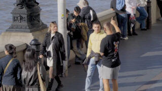 Possessivo vinga-se dos ingleses ao falar em português durante férias em Inglaterra