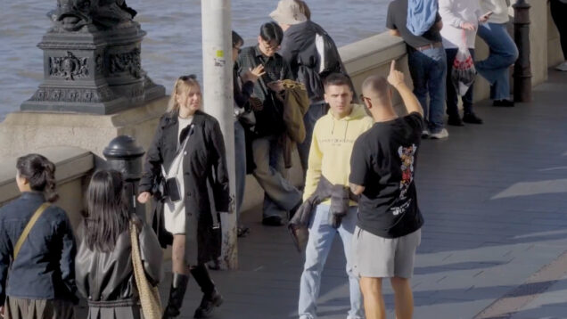 Possessivo vinga-se dos ingleses ao falar em português durante férias em Inglaterra