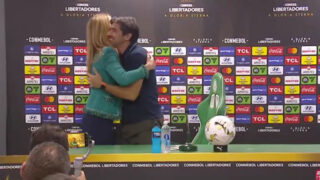 Presidente do Palmeiras invade conferência para elogiar Abel Ferreira