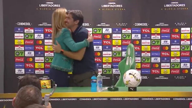 Presidente do Palmeiras invade conferência para elogiar Abel Ferreira